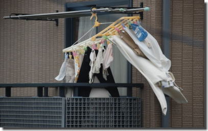 ブラジャーやパンツがベランダにある外干し下着のエロ画像 ①