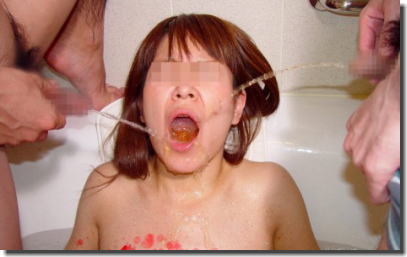 おしっこシャワー！聖水をかけたりかけられているエロ画像 ①