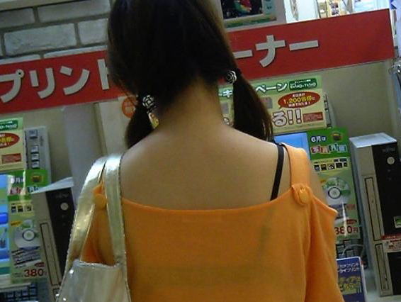 ブラ紐 街撮り 肩 はみ出す ストラップ エロ画像