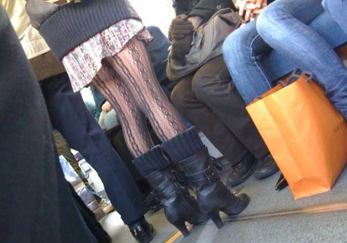 こういうタイツ履いてる女の人って絶対スケベだよな…