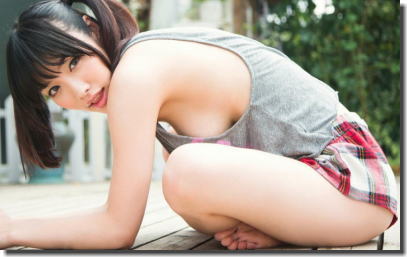 美女の横乳おっぱい！ノーブラ乳房がポロリしてるエロ画像 ③