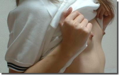 小さく膨らんだおっぱいが横を向いてる貧乳横乳エロ画像 ③