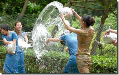 中国にもあった水掛け祭り！中華美人のびしょ濡れ画像集 ②