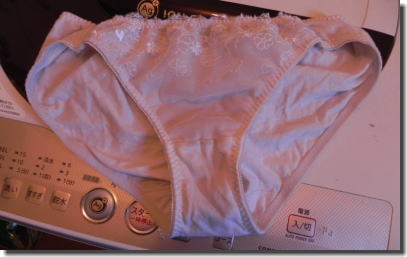 使用済パンツを洗濯機や脱衣かごとコラボさせたエロ画像 ④