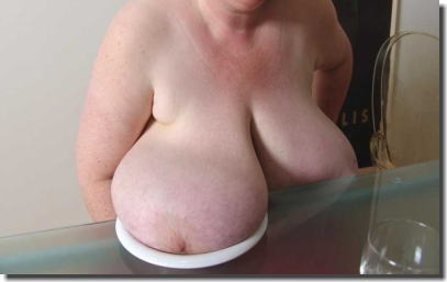 巨乳・爆乳・超乳がおっぱいを乗せる迫力満点なエロ画像 ④