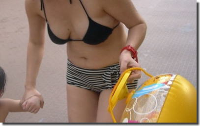 水着姿の子連れママが海やプールで遊ぶ夏のセクシー画像集 ①