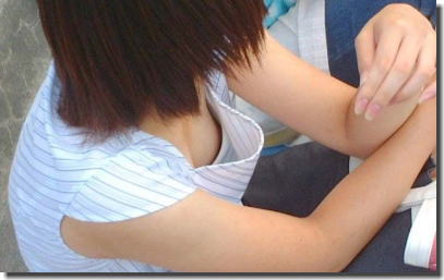 薄着の夏の胸チラ画像！ブラチラだらけな街撮りブラジャー ①