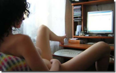 パソコンでエッチなサイト開いてオナニーしているエロ画像 ③