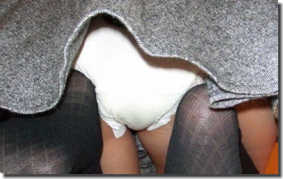 パンツの中身がムラムラしてくる生理のパンチラエロ画像 ②
