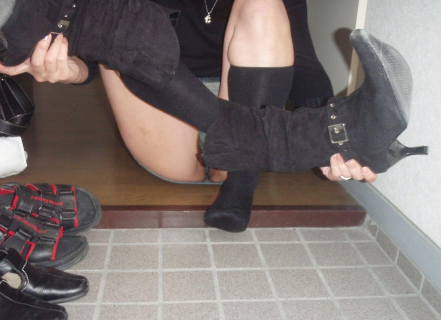 靴屋 玄関 パンツ 靴 脱ぐ 履く パンチラ エロ画像