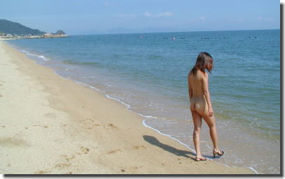 ヌーディストビーチかよ！っていう日本の海の野外露出画像 ①