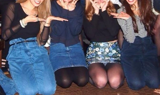 【伝家の宝刀】集合写真で前列女子がパンチラしているんだな～～【ズームあり】