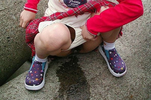 お外で座りしょんべんしてる女子の放尿エロ画像ｗｗｗｗｗ