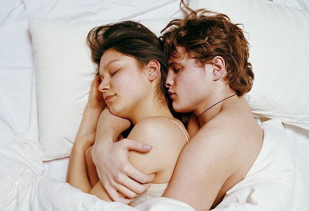 セックスの後裸で抱き合って寝たら妊娠する？