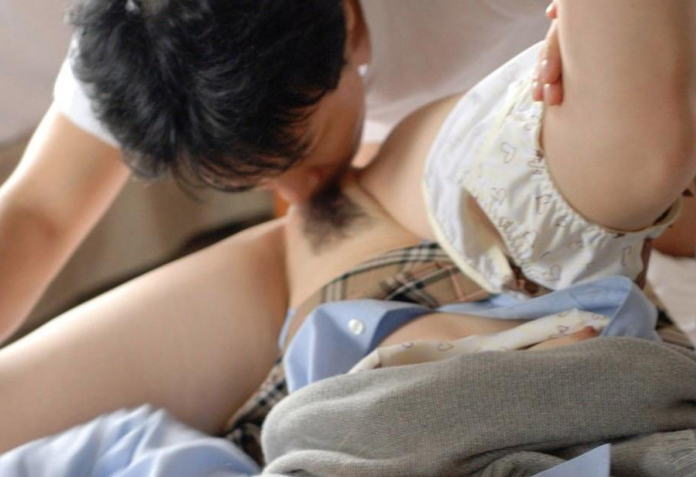 赤貝を吸う口腔性愛！クンニリングス画像