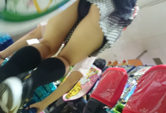 パチンコ屋の女性店員さんのパンチラを隠し撮りしたエロ画像(20枚)