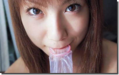 美女がコンドームと接しているゴムゴムの美人のエロ画像 ③