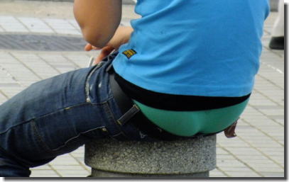 男のパンチラ！ブリーフやトランクスがチラリしたエロ画像 ③