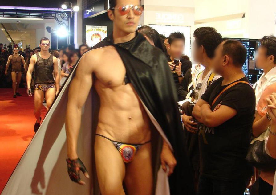 パンツ一枚 男性下着 ファッションショー エロ画像