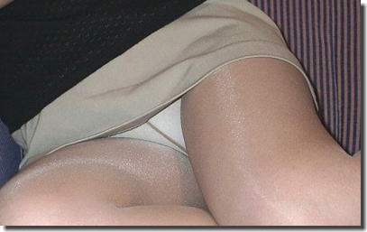 OLの股間を接写したデルタパンチラドアップのエロ画像 ③