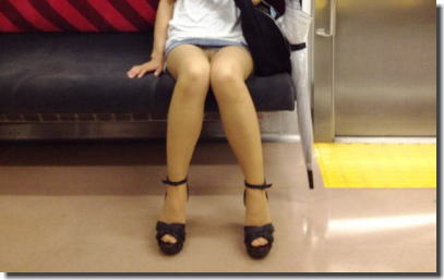 電車でパンチラ!寝るふりして薄目でパンツ見たいエロ画像 ②