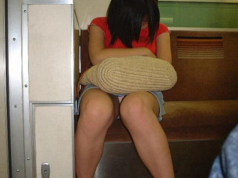 電車 パンチラ パンツ エロ画像【11】