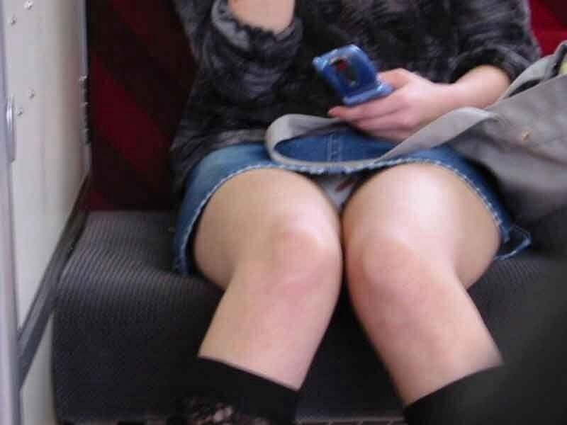 電車 パンチラ パンツ エロ画像【12】