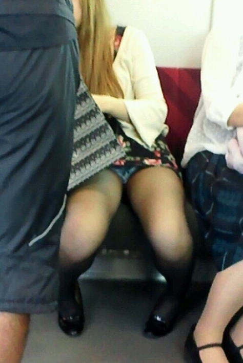 電車 パンチラ パンツ エロ画像【15】