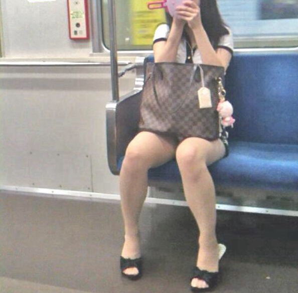 電車 パンチラ パンツ エロ画像【19】