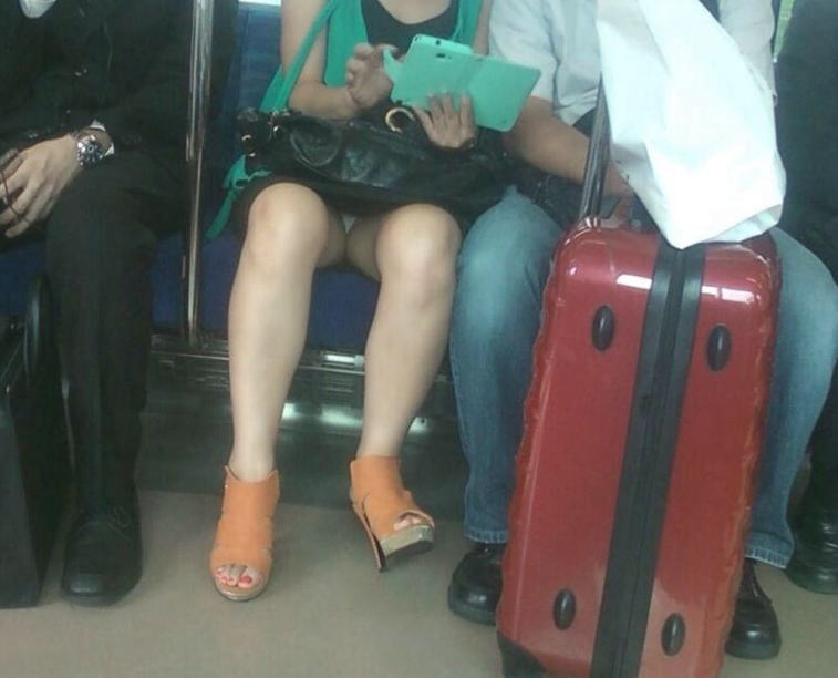 電車 パンチラ パンツ エロ画像【20】