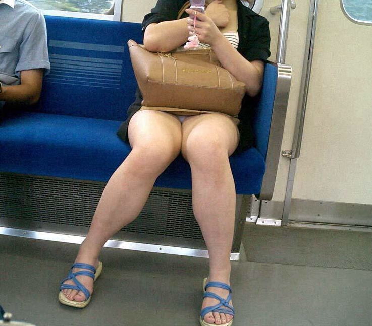電車 パンチラ パンツ エロ画像【21】