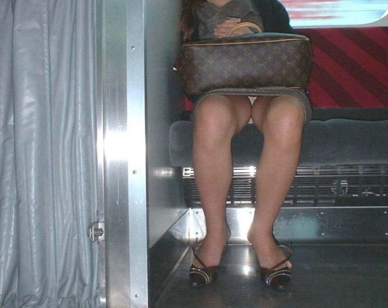 電車 パンチラ パンツ エロ画像【22】