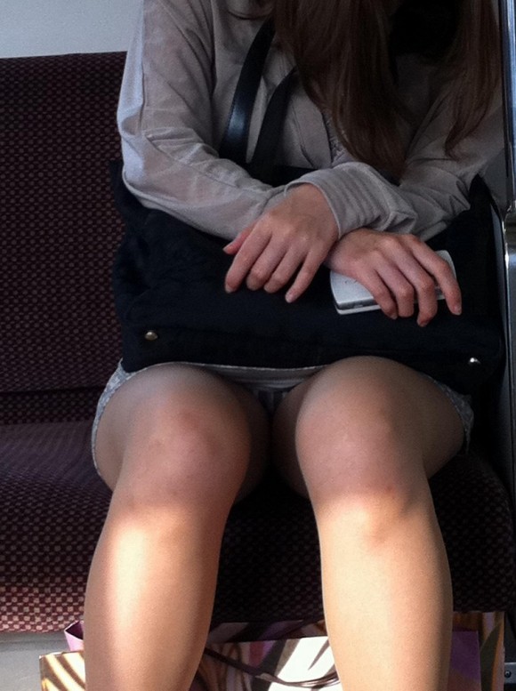 電車 パンチラ パンツ エロ画像【33】