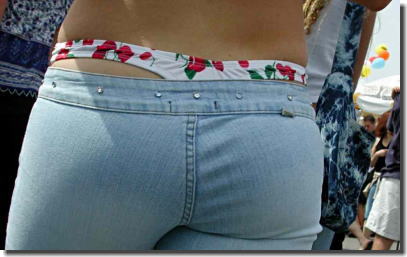 パンチラ・尻チラ・半ケツも！ローライズ外国人のエロ画像 ③