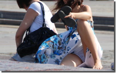 白人女性が白いパンツでパンチラしてる公園街撮りエロ画像 ②