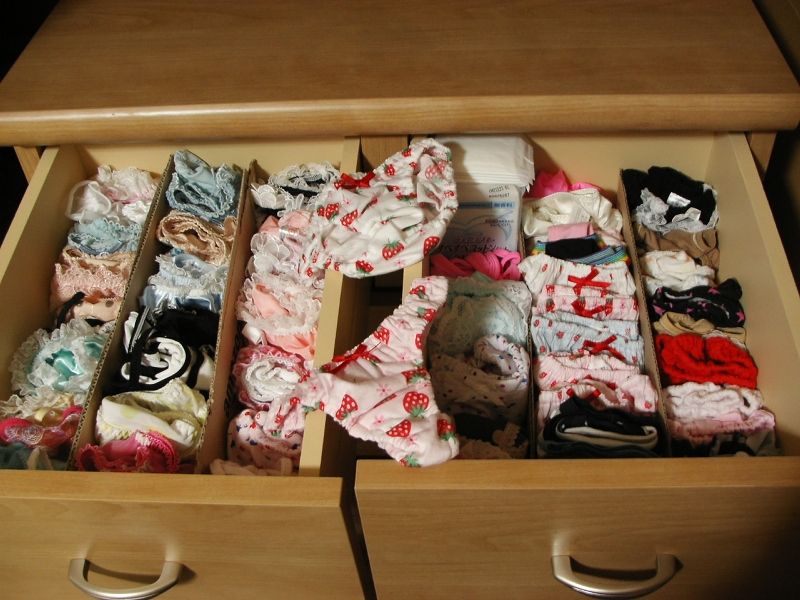 【画像】ねーちゃんや妹の部屋に侵入して下着を漁って撮影した画像が生々しくてエロいｗｗｗｗｗ