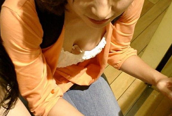 【見てもいいの？】街中で胸元がオープンになってる女って乳房みせびらかしたいんだよな？