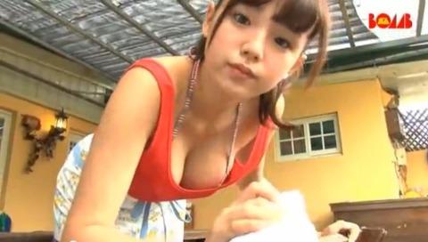 【画像あり】篠崎愛のおっぱいポロリ事故…←かなり乳輪が大きい事が判明してしまった…