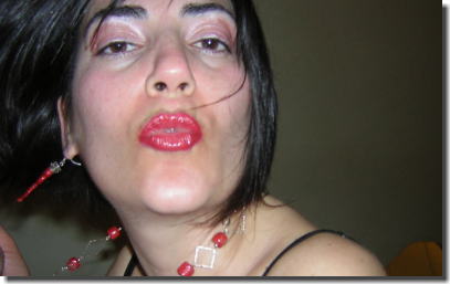 投げキッスしたりキスをおねだりする外人熟女のエロ画像 ②
