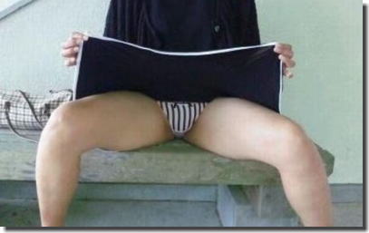 奥さんパンツ見せて！スカートたくし上げ熟女のエロ画像 ①