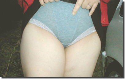 奥さんパンツ見せて！スカートたくし上げ熟女のエロ画像 ④