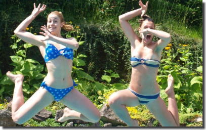 水着がズレておっぱいポロリ！海外のラッキースケベ画像集 ④