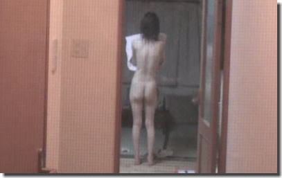 家庭内の無防備で赤裸々な私生活を覗く民家盗撮エロ画像 ②