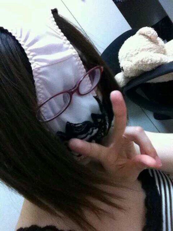 パンツ 舐める 咥える 被る エロ画像【19】
