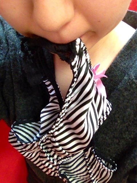 パンツ 舐める 咥える 被る エロ画像【34】