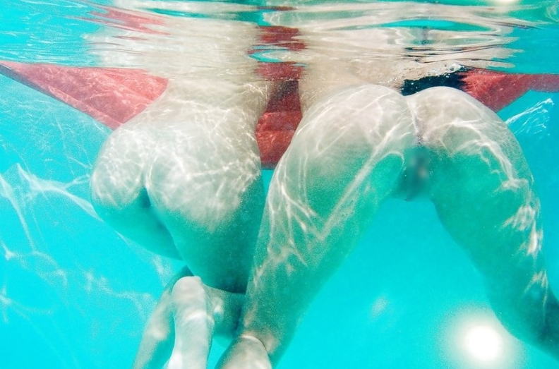 【画像】水の中で裸の女の子撮影したらとんでもなくエロい事になってた
