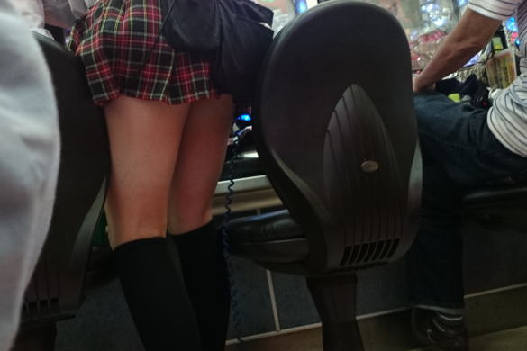 パチンコ屋で働く店員さん達のパンチラ・太ももを隠し撮りしたエロ画像(20枚)