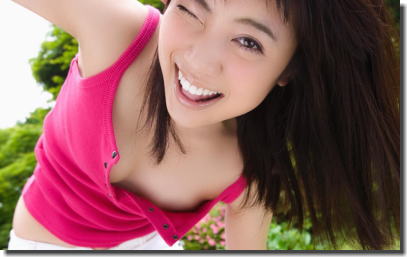 ノーブラ美女の乳首チラあり！胸チラする美人のエロ画像 ①