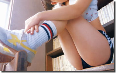 ブルマ・体操服で体育座りをしてる青春の股間のエロ画像 ③
