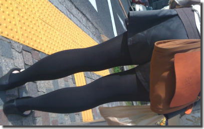 黒タイツ街撮り！30デニール以上の分厚い下半身画像集 ①